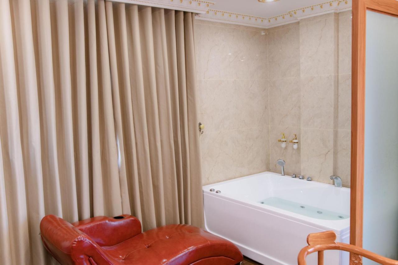 Tri Tam Hotel - Khach San Tri Tam Ben Luc ภายนอก รูปภาพ